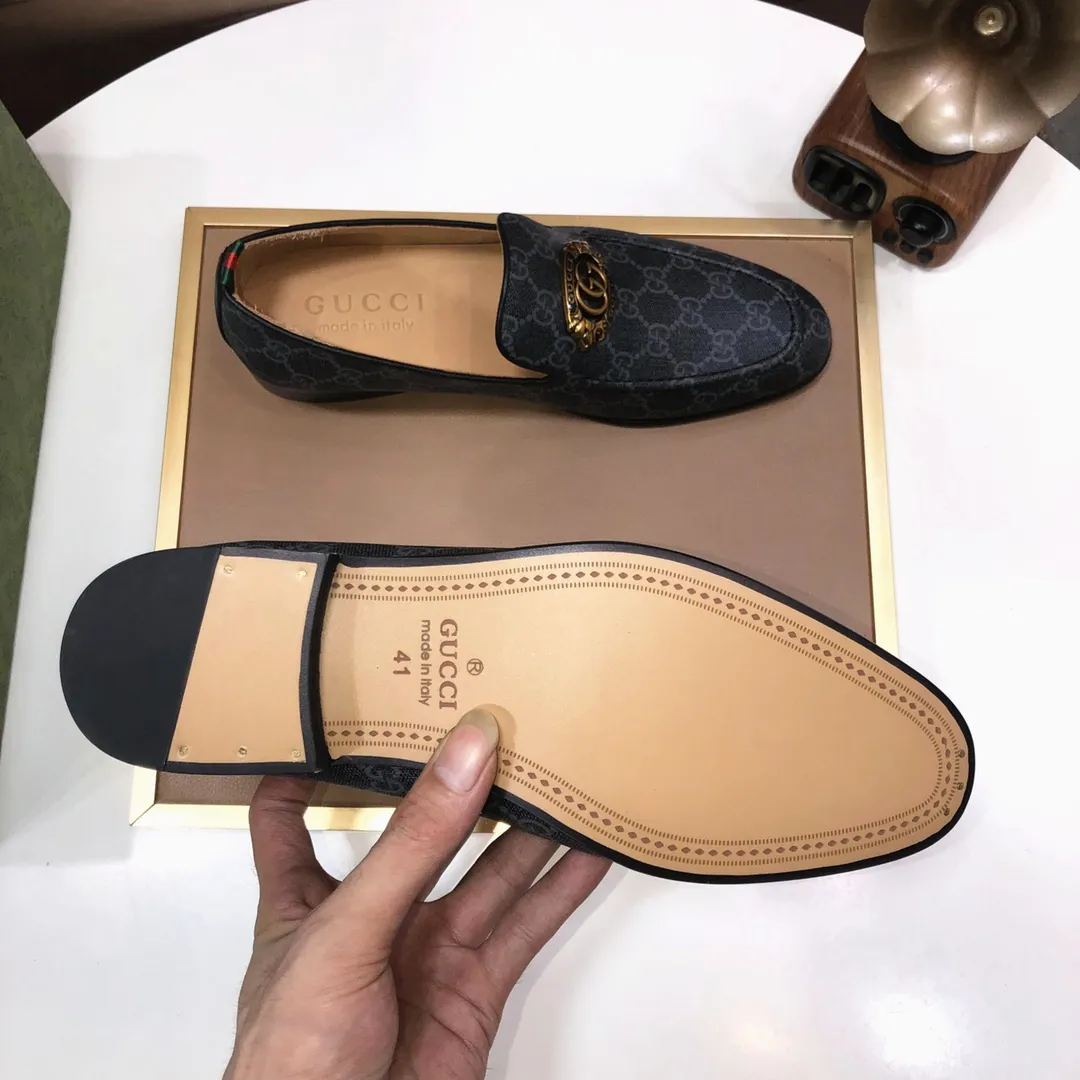 Men's shoes💰500💰Italy's top luxury men's shoe giant (GUCCI) (Gucci) (full cowhide lining) new arrival🍃Original European style🔰 Pleasant to the eye😍In order to make the shoes more durable and non-deformable🌀The production continues to follow traditional methods but there is still no lack of innovation💪Choose original sheepskin for the leather♻️ Smooth and natural And extra bright ⭐Made of imported cowhide, the first choice of rich people 38-45 (45 customized)